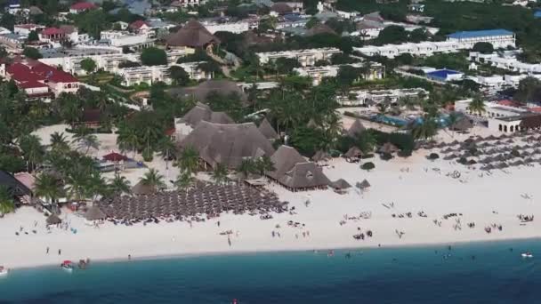 Widok Lotu Ptaka Plażę Zanzibar Gdzie Turyści Mieszkańcy Mieszają Kolory — Wideo stockowe