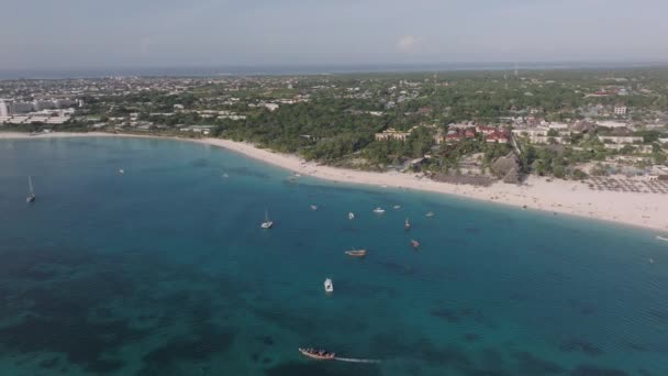Panorama Costa Dia Ensolarado Vista Drone Praia Arenosa Mar Azul — Vídeo de Stock