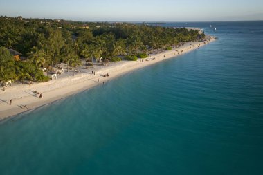 Güneşli bir günde Zanzibar 'da kıyı şeridi ve turkuaz okyanusun muhteşem görüntüsü, tanzanya.