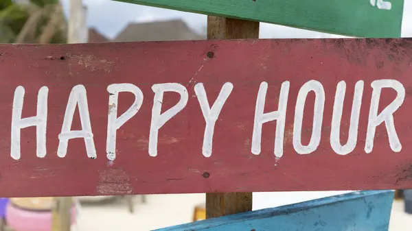 Červená Cedule Bílým Nápisem Happy Hour Písečné Pláži Slunečného Dne — Stock fotografie