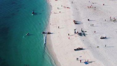 Turistlerin ve yerlilerin renk ve neşe, yaz tatili konsepti, Kendwa plajının hava manzarası, Tanzanya