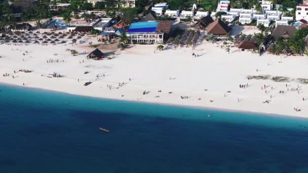 Vista Aérea Playa Zanzíbar Donde Turistas Lugareños Mezclan Colores Alegría — Vídeos de Stock