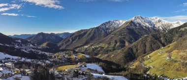 Riso Vadisi ve Zambla kasabasının hava manzarası, arka plan Orobie Alpleri, Lombardy, İtalya