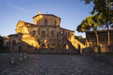Avrupa 'daki erken dönem Hıristiyan Bizans sanatının en önemli örneklerinden biri olan Basilica di San Vitale, 547, Ravenna, Emilia-Romagna, İtalya
