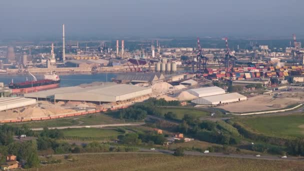 Ravenna Ipari Kikötői Területének Légi Rálátása Gyártókörzet Kémiai Petrolkémiai Pólusból — Stock videók