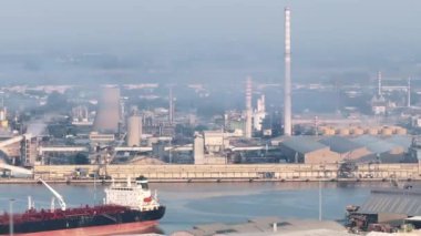 Ravenna 'nın sanayi ve liman bölgesinin hava manzarası, kimyasal ve petrokimyasal bir kutup, termoelektrik ve metalürjik santrallerden oluşmaktadır.