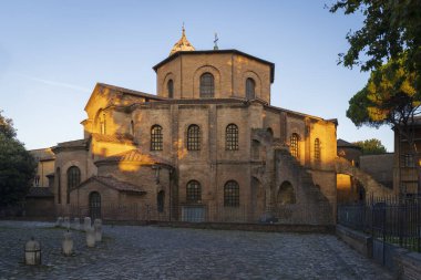 Avrupa 'daki erken dönem Hıristiyan Bizans sanatının en önemli örneklerinden biri olan Basilica di San Vitale, 547, Ravenna, Emilia-Romagna, İtalya