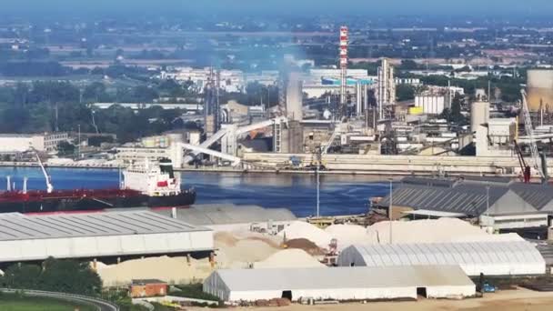 ラヴェンナの化学および石油化学の棒 熱電気および冶金工場および産業および港湾区域から成っている生産区域の空中眺め — ストック動画