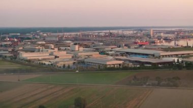 Üretim bölgesinin hava görüntüsü kimyasal ve petrokimyasal bir kutup, termoelektrik ve metalurjik santraller ve Ravenna 'nın sanayi ve liman bölgesinden oluşmaktadır..