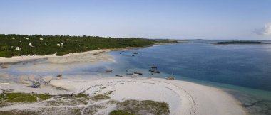 Zanzibar, Tanzanya 'daki Kendwa köyündeki ahşap balıkçı tekneleri ve kumlu plajların hava manzarası.