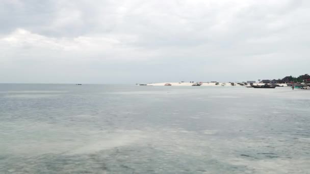 Praia Areia Oceano Barcos Madeira Zanzibar Dia Nublado Tanzânia — Vídeo de Stock