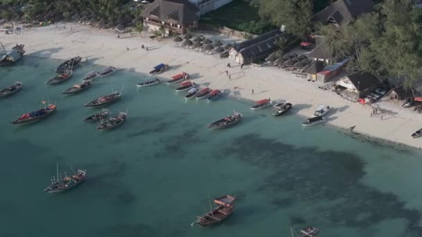 Luftaufnahme Von Hölzernen Fischerbooten Und Kendwa Dorf Bei Sonnigem Wetter — Stockvideo