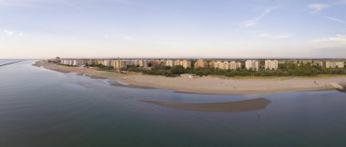Şemsiyeli ve gazeli kumlu panorama. Lido Adriano kasabası, Adriyatik kıyısı, Emilia Romagna, İtalya..