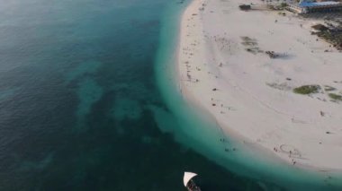 Turist teknesi Zanzibar 'ın muhteşem plajına doğru yelken açıyor, yaz konsepti, tasasız tatil, Afrika, Tanzanya.