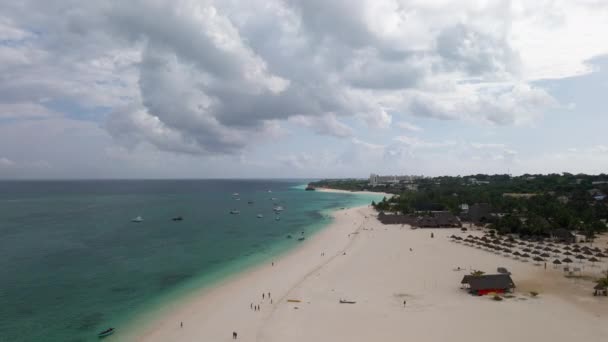 Légi Kilátás Hajók Esernyők Trópusi Tenger Partján Homokos Strand Nyári — Stock videók