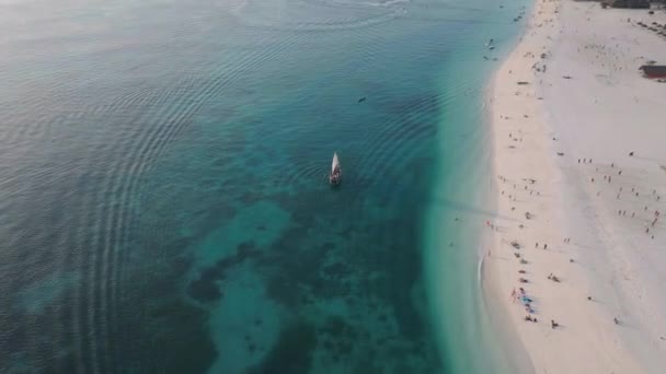 Touristenboot Segelt Der Nähe Des Wunderschönen Strandes Von Sansibar Sommerkonzept — Stockvideo