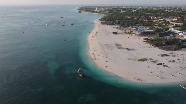 Turistas Barcos Navegan Cerca Maravillosa Playa Zanzíbar Concepto Verano Vacaciones — Vídeo de stock