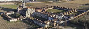 Certosa di Pavia Katedrali 'nin havadan çekilmiş bir fotoğrafı. İçinde bir manastır ve bir sığınak bulunan tarihi bir anıt kompleksi. Pavia, İtalya.
