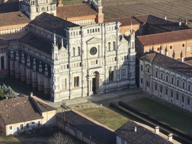 Certosa di Pavia Katedrali 'nin havadan çekilmiş bir fotoğrafı. İçinde bir manastır ve bir sığınak bulunan tarihi bir anıt kompleksi. Pavia, İtalya.