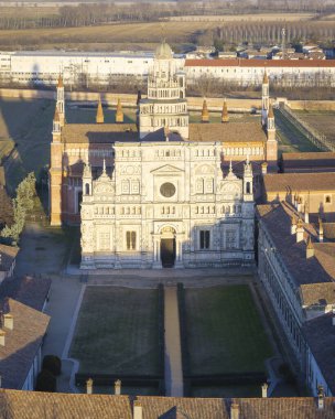 Certosa di Pavia Katedrali 'nin havadan çekilmiş bir fotoğrafı. İçinde bir manastır ve bir sığınak bulunan tarihi bir anıt kompleksi. Pavia, İtalya.