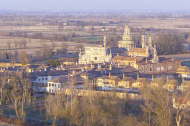 Certosa di Pavia Katedrali 'nin havadan çekilmiş bir fotoğrafı. İçinde bir manastır ve bir sığınak bulunan tarihi bir anıt kompleksi. Pavia, İtalya.