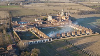 Certosa di Pavia Katedrali 'nin insansız hava aracı çekimi bir manastır ve bir sığınak içeren tarihi bir anıt kompleksi. Pavia, İtalya.