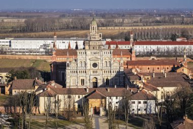 Certosa di Pavia Katedrali 'nin insansız hava aracı çekimi bir manastır ve bir sığınak içeren tarihi bir anıt kompleksi. Pavia, İtalya.