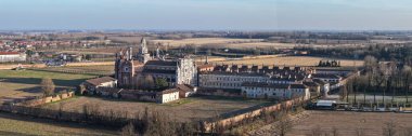Certosa di Pavia Katedrali 'nin insansız hava aracı çekimi bir manastır ve bir sığınak içeren tarihi bir anıt kompleksi. Pavia, İtalya.