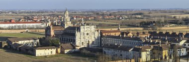 Certosa di Pavia Katedrali 'nin insansız hava aracı çekimi bir manastır ve bir sığınak içeren tarihi bir anıt kompleksi. Pavia, İtalya.