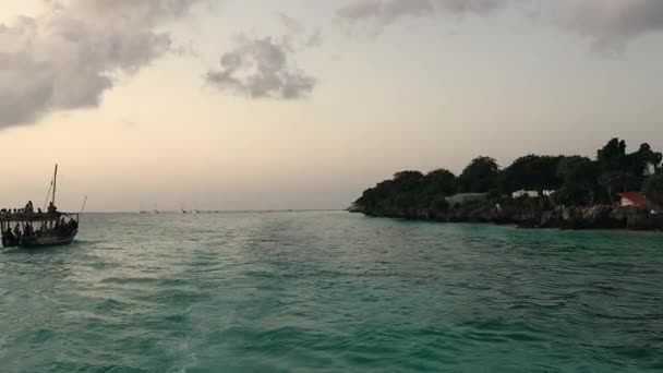 Tirado Barco Maravilhosa Costa Zanzibar Pôr Sol Conceito Verão Férias — Vídeo de Stock