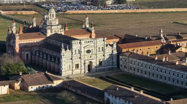 Certosa di Pavia manastırı üzerinde İtalya 'daki çimenlik araziyle insansız hava aracı vuruldu, Pavia
