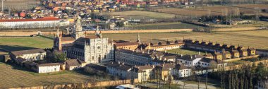 Certosa di Pavia manastırı üzerinde İtalya 'daki çimenlik arazisiyle çekilen hava çekimi, Pavia