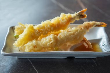 Japon karideslerine yakından bak. Zencefilli panzu soslu tempura tarifi..