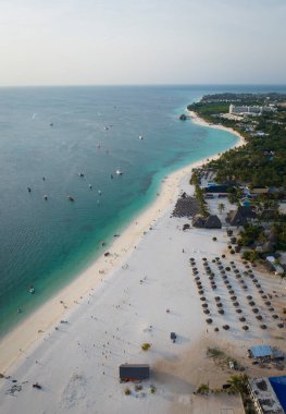 Plaj panoraması, tekneler ve tropikal deniz kıyısında kumlu yeşil su. Zanzibar, Afrika, Tanzanya 'da yaz gezisi..