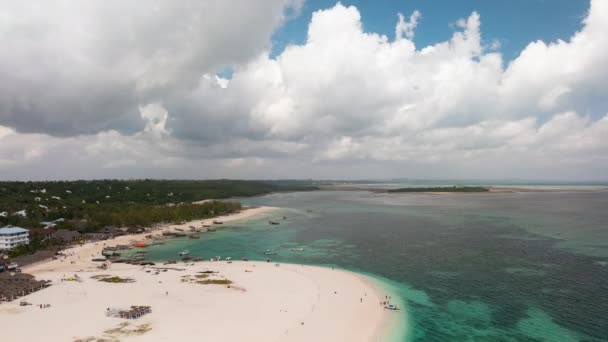 Praia Zanzibar Onde Turistas Moradores Misturam Cores Alegria Conceito Férias — Vídeo de Stock