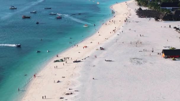 Playa Zanzíbar Donde Turistas Lugareños Mezclan Colores Alegría Concepto Vacaciones — Vídeos de Stock