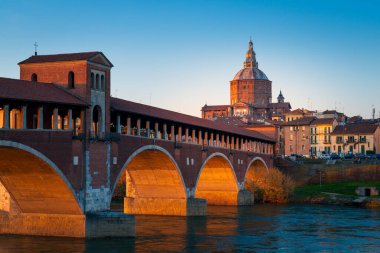 Günbatımında Pavia 'da Ponte Koperto (üstü kapalı köprü) ve Duomo di Pavia (Pavia Katedrali) Panoraması, Lombardy, İtalya.