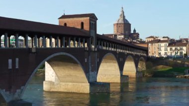 Pavia 'nın güzel manzarası, Ponte Koperto (üstü kapalı köprü) güneşli bir günde Pavia' da Ticino Nehri üzerinde, Pavia Katedrali arka planında, İtalya 'da bulunan bir köprüdür.