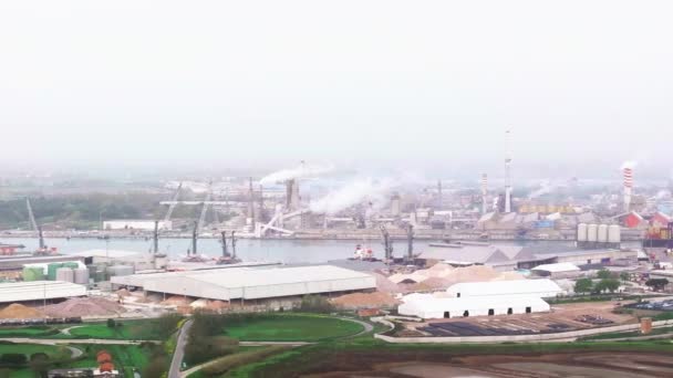 Letecký Pohled Průmyslovou Přístavní Oblast Ravenny Chemický Petrochemický Pól Termoelektrárny — Stock video