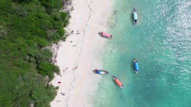 Güneşli bir günde Zanzibar 'da beyaz kumlu sahil manzarası ve turkuaz okyanus, yaz konsepti, Tanzanya