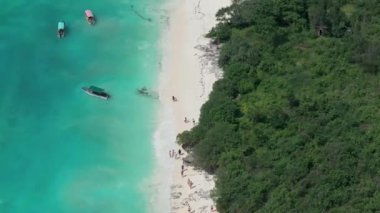 Güneşli bir günde, Zanzibar 'da, beyaz kumlu sahil ve turkuaz okyanus manzarası, yaz konsepti, Tanzanya