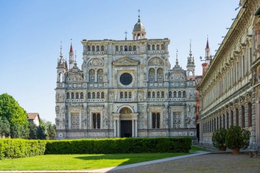 Certosa di Pavia manastırı, bir manastır ve bir sığınak içeren tarihi anıt kompleksi. Yeşil saray ve kilise. Sağdaki Ducale Sarayı, Pavia, İtalya..