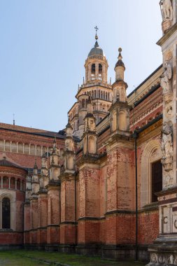 Certosa di Pavia Manastırı 'nın sol tarafı. Manastır ve sığınak içeren tarihi bir anıt kompleksi. yeşil saray ve kilise, Pavia, İtalya.