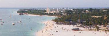 Kendwa sahilinin panoramasında bir sürü insan ve suda bir tekne var. Sahne rahat ve eğlenceli, yaz konsepti, Tanzanya, Zanzibar