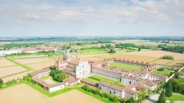 Certosa di Pavia Katedrali 'nin havadan görünüşü bir manastır ve bir sığınak içeren tarihi bir anıt kompleksi. Pavia, İtalya.