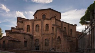 Basilica di San Vitale, Avrupa 'daki erken dönem Hıristiyan Bizans sanatının en önemli örneklerinden biri, 547 yılında Ravenna, İtalya' da inşa edilmiştir.