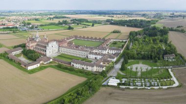 Certosa di Pavia Katedrali 'nin havadan çekilmiş bir fotoğrafı. İçinde bir manastır ve bir sığınak bulunan tarihi bir anıt kompleksi. Pavia, İtalya.