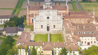 Certosa di Pavia Katedrali 'nin havadan çekilmiş bir fotoğrafı. İçinde bir manastır ve bir sığınak bulunan tarihi bir anıt kompleksi. Pavia, İtalya.