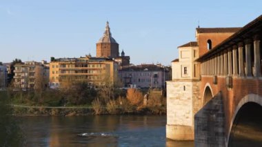 Güneşli bir günde, Pavia 'da Ponte Koperto (üstü kapalı köprü) ve Duomo di Pavia (Pavia Katedrali) Panoraması, Lombardy, İtalya.