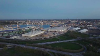 Ravenna 'nın endüstriyel ve liman bölgesinin hava görüntüsü, kimyasal ve petrokimyasal kutup, termoelektrik, metalurjik santraller ve hidrokarbon rafinerisi ve sıvılaştırılmış doğal gaz tankları